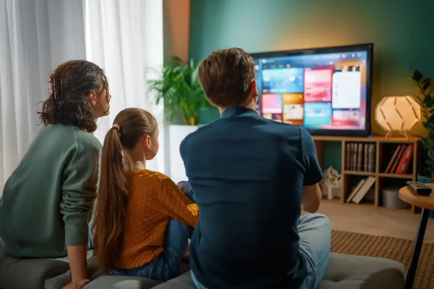 Família a ver televisão em casa